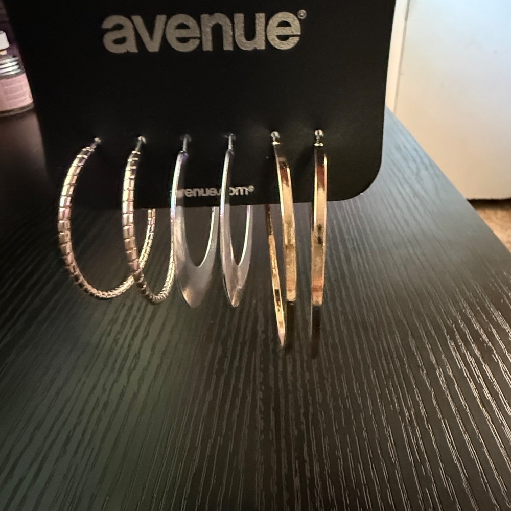 Avenue gold & silver tone hoop Earrings different shapes - Picture 2 of 3